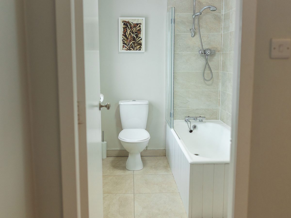 Potarch Lodge ensuite bathroom in room No 1